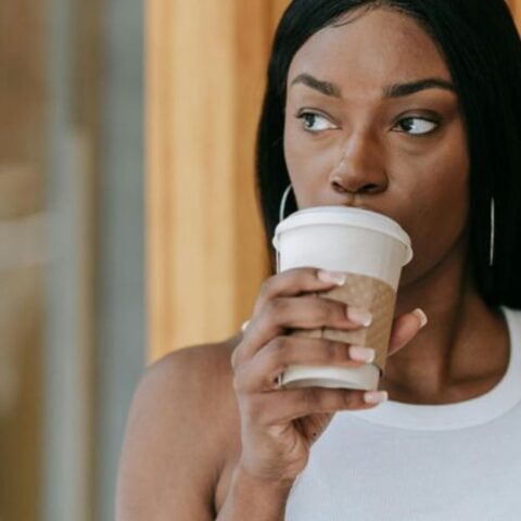 20 Señales silenciosas de que ella está emocionalmente preparada para alejarse