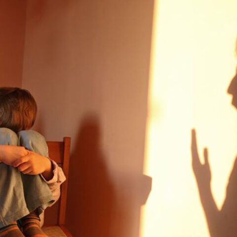 7 frases tóxicas que demuestran que tus padres eran emocionalmente manipuladores