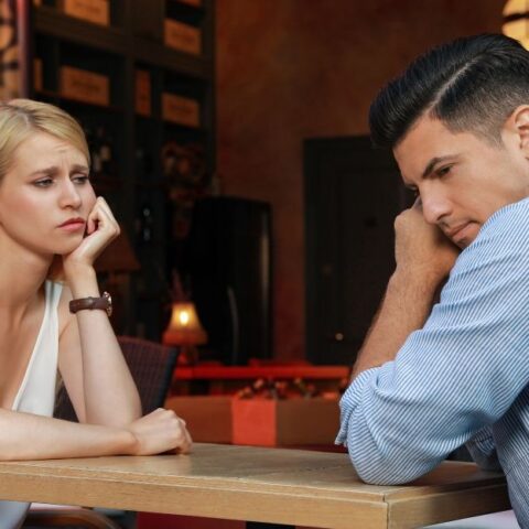 Estos 10 comportamientos en las citas indican silenciosamente desesperaci&oacute;n a los hombres