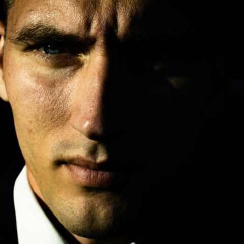 Los psicólogos revelan 13 rasgos que desenmascaran a un marido narcisista