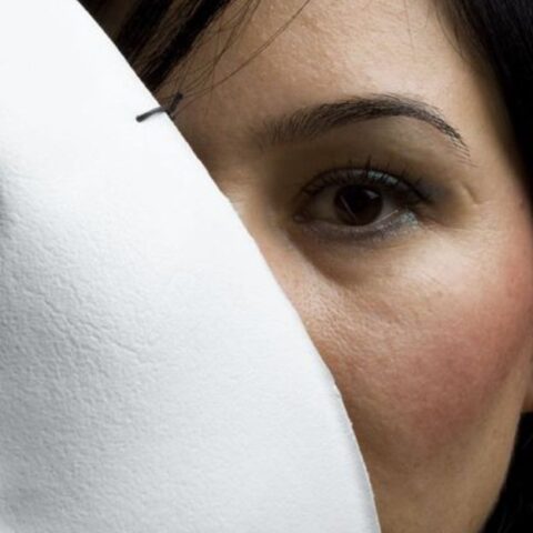 17 gestos sutiles que suelen mostrar las personas que han sobrevivido al abuso narcisista